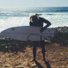Modelo publicou foto do ator em seu perfil do Instagram preparando sua prancha de surf antes de pegar ondas 