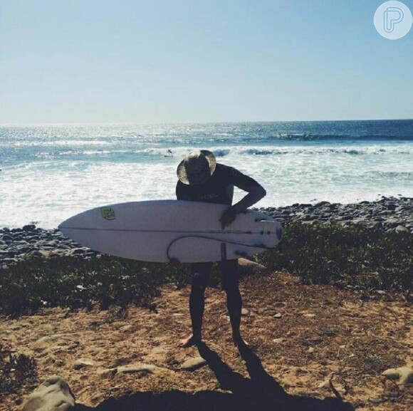 Modelo publicou foto do ator em seu perfil do Instagram preparando sua prancha de surf antes de pegar ondas 