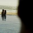 'Malhação - Pro Dia Nascer feliz': criança observa namoro de Bárbara (Bárbara França) e Gabriel (Felipe Roque) na piscina
