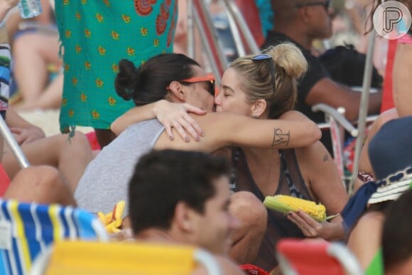 André Gonçalves e Danielle Winits foram clicados aos beijos durante ida à praia na semana passada