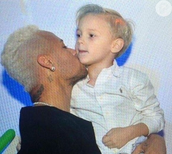 Neymar beijou o filho, Davi Lucca, ao comemorar o aniversário de 5 anos do menino