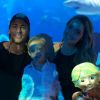Neymar posou com o filho, Davi Lucca, e a sua ex-namorada Carol Dantas na festa de 5º aniversário do menino