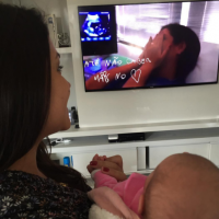 Thais Fersoza relembra gravidez ao assistir clipe com filha no colo: 'Especial'