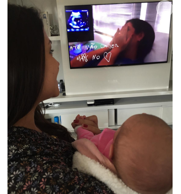 Thais Fersoza posta foto com a filha Melinda no colo assistindo ao clipe 'Chocolate Quente': 'Toda história se passa com ela na barriga.. E agora poder assistir com ela nos braços, é muito especial!'