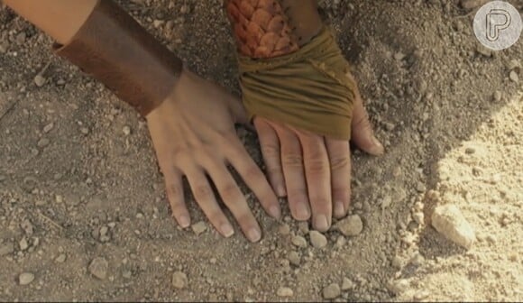 Josué (Sidney Sampaio) e Aruna (Thais Melchior) se aproximaram quando o líder ajudou a hebreia a plantar uma semente de tamareira, na novela 'A Terra Prometida'