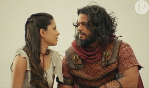 Primeiro beijo de Josué (Sidney Sampaio) e Aruna (Thais Melchior) na novela 'A Terra Prometida' agitou a web: 'Finalmente'