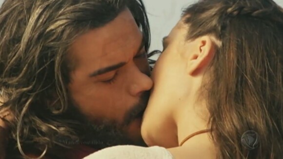 Primeiro beijo de Josué e Aruna em 'A Terra Prometida' agita a web: 'Finalmente'