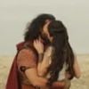 Josué (Sidney Sampaio) vai pedir Aruna (Thais Melchior) em casamento após beijá-la, na novela 'A Terra Prometida'