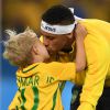 Neymar e o filho, Davi Lucca, comemoraram a vitória do Brasil na Olimpíada do Rio, no gramado do Maracanã