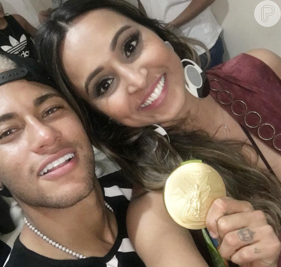 Bruna Marquezine apareceu no fundo de selfie feita por Thaissa Carvalho ao lado de Neymar