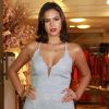 Bruna Marquezine escolheu um vestido azul claro com detalhes em renda