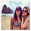 Julia Faria e Maria Monjardim posam numa praia em Fernando de Noronha