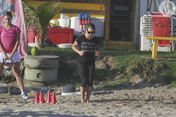 Fernanda Souza não marcou bobeira e fez vários exercícios na areia, em 28 de novembro de 2013