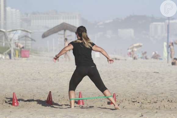 Fernanda Souza se exercitou bastante nas areias da praia da Barra da Tijuca, no Rio de Janeiro, em 28 de novembro de 2013