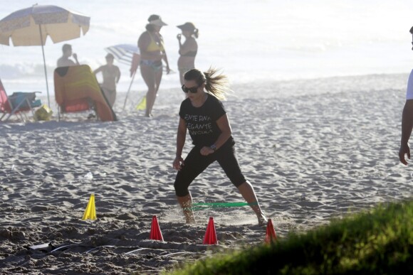 Fernanda Souza praticou atividades na praia da Barra da Tijuca, nesta quinta-feira, 28 de novembro de 2013