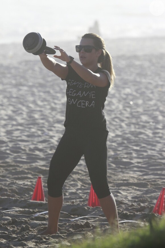 Fernanda Souza se empenha durante atividade física ao ar livre, em 28 de novembro de 2013