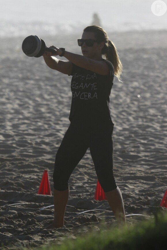 Fernanda Souza pratica exercício na praia da Barra da Tijuca, em 28 de novembro de 2013