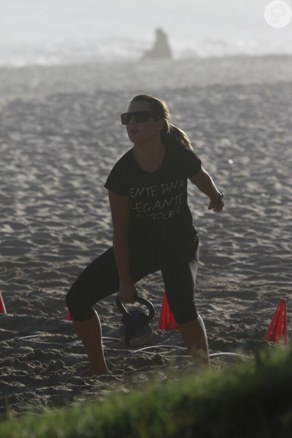 Fernanda Souza fez abdominais, correu, saltou e realizou outros exercícios nas areias da praia da Barra da Tijuca, em 28 de novembro de 2013