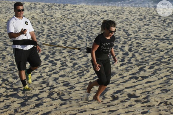 Fernanda Souza realiza exercícios na praia da Barra da Tijuca, no Rio de Janeiro, em 28 de novembro de 2013