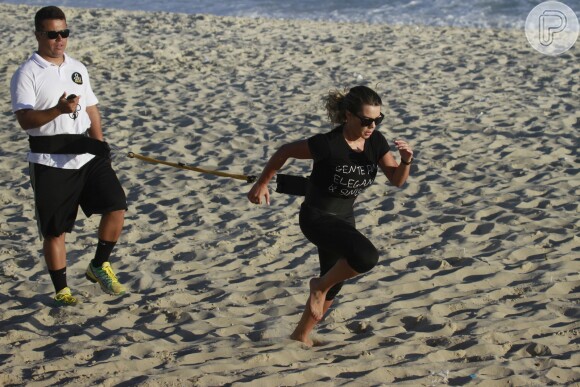 Fernanda Souza corre na areia da praia da Barra da Tijuca, em 28 de novembro de 2013