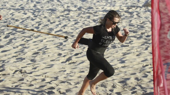 Fernanda Souza pratica CrossCore na praia da Barra da Tijuca com personal