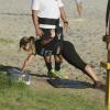 Fernanda Souza realiza atividades físicas sob orientação de seu personal trainer, em 28 de novembro de 2013