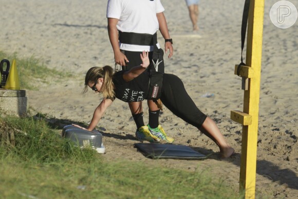 Fernanda Souza realiza atividades físicas sob orientação de seu personal trainer, em 28 de novembro de 2013