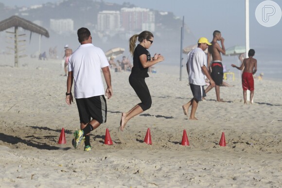 Fernanda Souza saltou nas areias da praia da Barra da Tijuca, no Rio de Janeiro, em 28 de novembro de 2013
