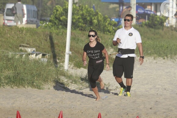 Fernanda Souza corre na areia, em 28 de novembro de 2013