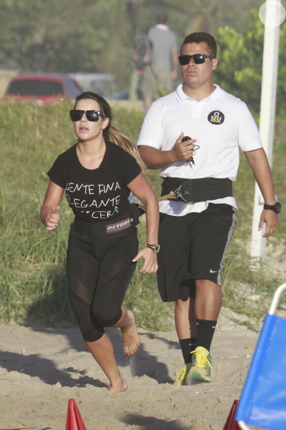 Fernanda Souza se exercita com o auxílio do personal trainer, em 28 de novembro de 2013