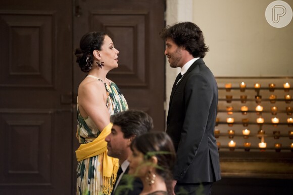 'Haja Coração': Henrique (Nando Rodrigues) já fugiu de um jantar com Penélope (Carolina Ferraz) por causa de Beto (João Baldasserini)