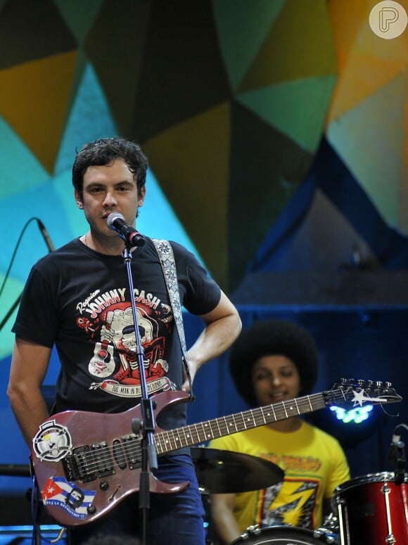 Além do sucesso que faz como o Candinho, de 'Êta Mundo Bom!', é o vocalista da banda "Tio Che"