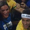 Neymar abraçou a ex-namorada, Bruna Marquezine, ao comemorar no gramado do Maracanã o ouro olímpico no futebol na Rio 2016