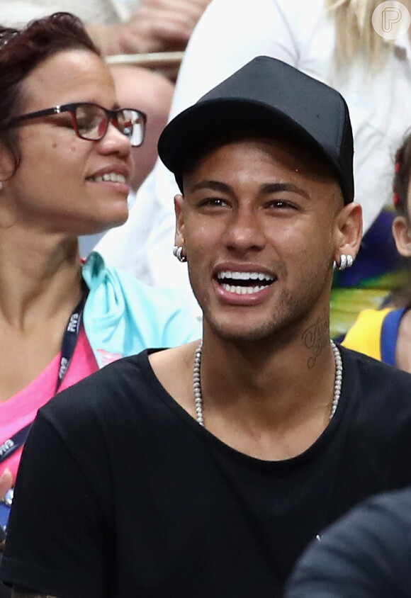 Neymar teria tomado tal atitude para ter privacidade com Bruna Marquezine em camarote
