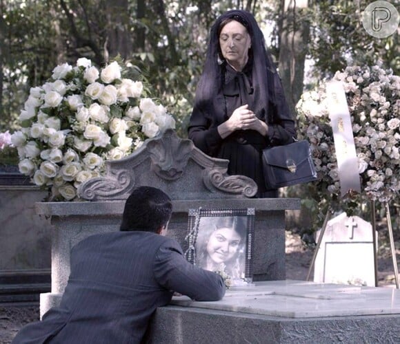 Em 'Êta Mundo Bom!', Osório (Arthur Aguiar) reafirma o seu amor por Gerusa (Giovanna Grigio) durante o enterro da jovem, que morre vítima de leucemia, e, em seguida, passa mal e perde a vida