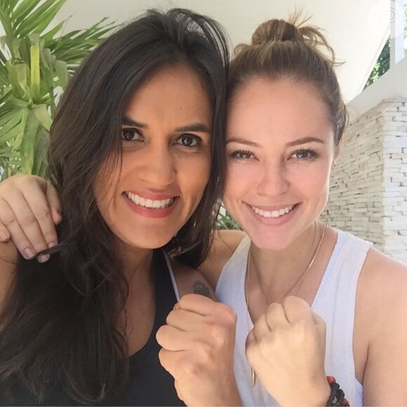 Paolla Oliveira posou ao lado da lutadora de MMA Erica Paes, que inspira a personagem criada para a atriz em 'À Flor da Pele'