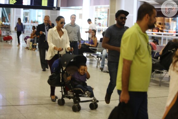 Taís Araújo e Lázaro Ramos embarcam com o pequeno João Vicente, filho do casal, em aeroporto no Rio