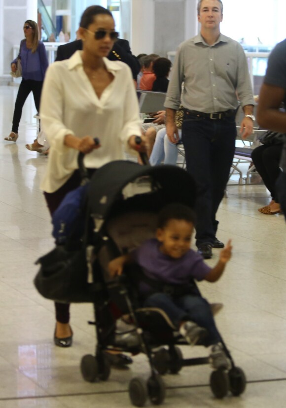 Ponte aérea RJ-SP? Com peça em capital paulista, Taís Araújo embarca com filho e marido, o ator Lázaro Ramos, no aeroporto do Rio