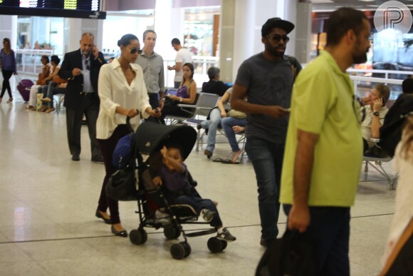 O pequeno continua dando um show de simpatia ao lado dos pais, no aeroporto Santos Dumont, na tarde desta sexta-feira, 29 de novembro de 2013