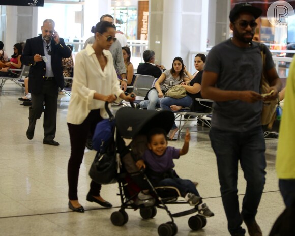 Filho de Taís Araújo e Lázaro Ramos, João Vicente se diverte no aeroporto antes de embarcar com os pais nesta sexta-feira, 29 de novembro de 2013