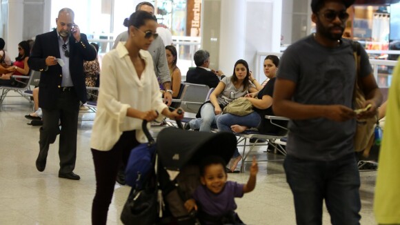Filho de Taís Araújo e Lázaro Ramos dá show de simpatia em aeroporto do Rio