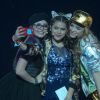 Larissa Manoela posou para foto ao lado de Maisa Silva e Priscila Chaves m show da banda Cúmplices de Um Resgate