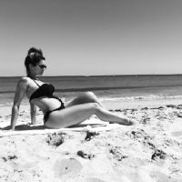 Kelly Key exibe barriga de grávida ao posar em praia e fãs elogiam: 'Belíssima'