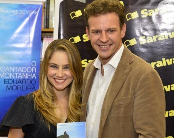 Atriz Juliana Baroni prestigiou lançamento do livro escrito pelo noivo, Eduardo Moreira, com quem namora desde fevereiro deste ano