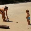 Patricia Abravanel aparece brincando com o filho, Pedro, em praia no Rio Grande do Norte