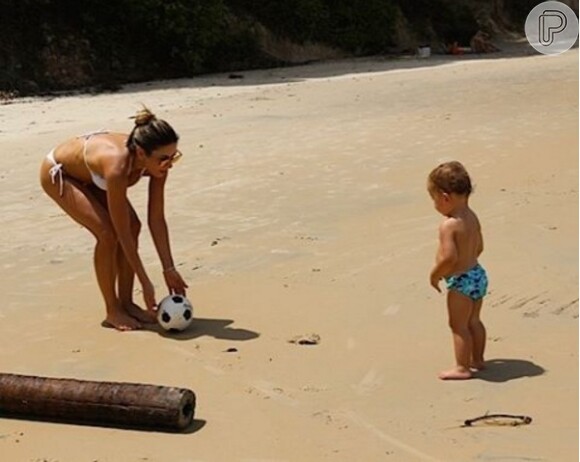 Patricia Abravanel aparece brincando com o filho, Pedro, em praia no Rio Grande do Norte
