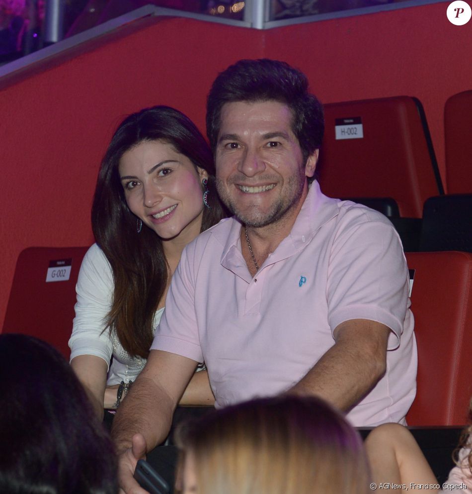 Daniel e a mulher, Aline de Pádua, na plateia do show da novela