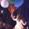 Larissa Manoela foi erguida por vários balões coloridos durante o show de 'Cúmplices de Um Resgate', no Ginásio do Ibirapuera, neste sábado, 27 de agosto de 2016