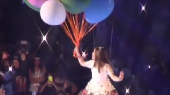 Larissa Manoela é erguida por balões em show de 'Cúmplices de Um Resgate'. Veja!