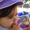 Hugo Moura brincou ao levar a filha, Maria Flor, de 8 meses, para a praia: 'Chamei uma amiga pra ir na praia comigo hoje... Que papo bom! Vamos marcar mais vezes, Maria!'